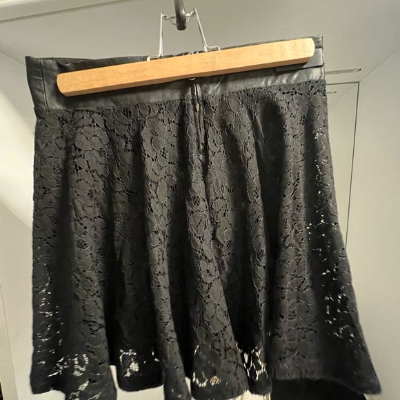 Black lace mini skirt - Picture 1 of 2